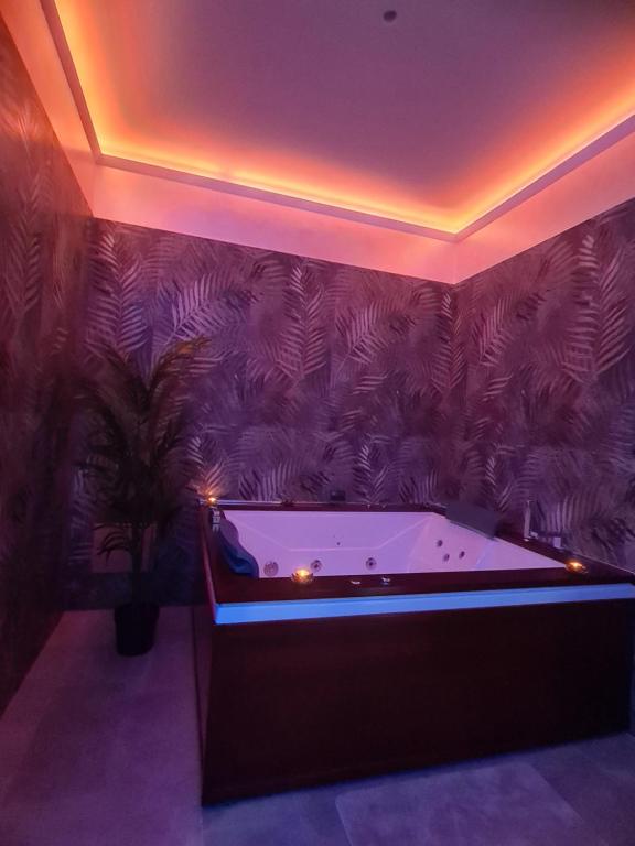bañera en una habitación con pared púrpura en b&b THE WORLD, en Brindisi