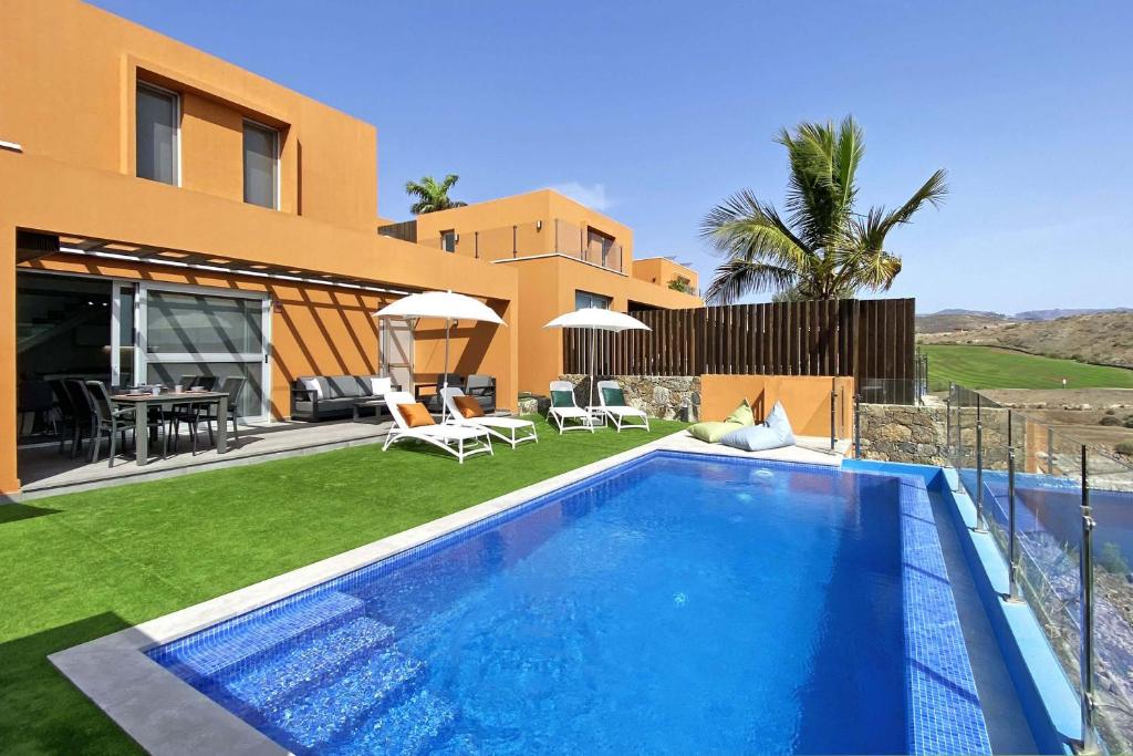 ein Pool vor einem Haus in der Unterkunft Salobre La Isla 8 in Maspalomas