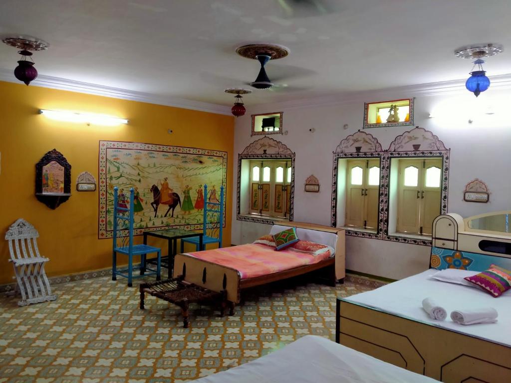 Cette grande chambre comprend deux lits et une salle de bains. dans l'établissement Golden Dreams Guest House, à Jodhpur