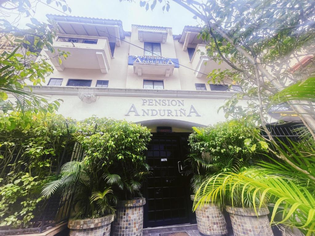 巴拿馬城的住宿－Hotel Pensión Anduriña，一座建筑,上面有读出激情反光词的标志