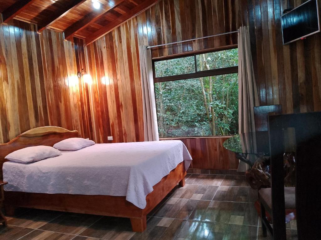 Postel nebo postele na pokoji v ubytování Casitas del Bosque Monteverde.