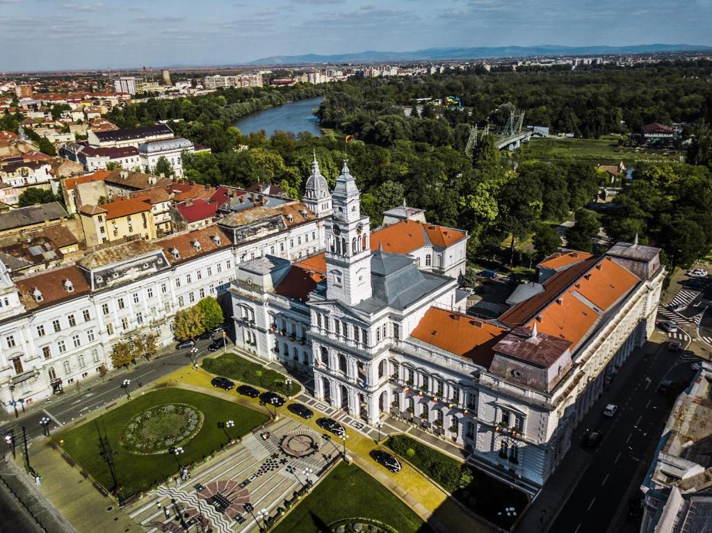 een luchtzicht op een groot gebouw in een stad bij Lorena’s Apartment in Arad