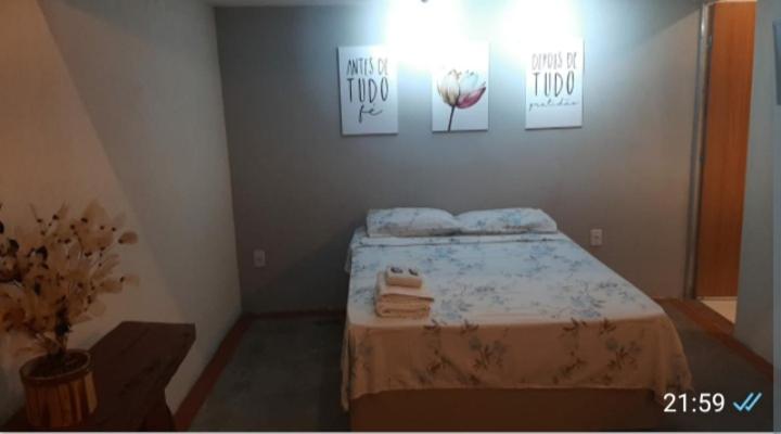 Un pequeño dormitorio con una cama con toallas. en Kitnet 1 - Apart-Hotel Premium, en Sete Lagoas