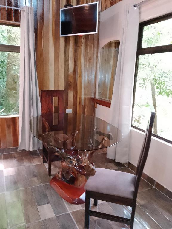 TV a/nebo společenská místnost v ubytování Casitas del Bosque Monteverde.