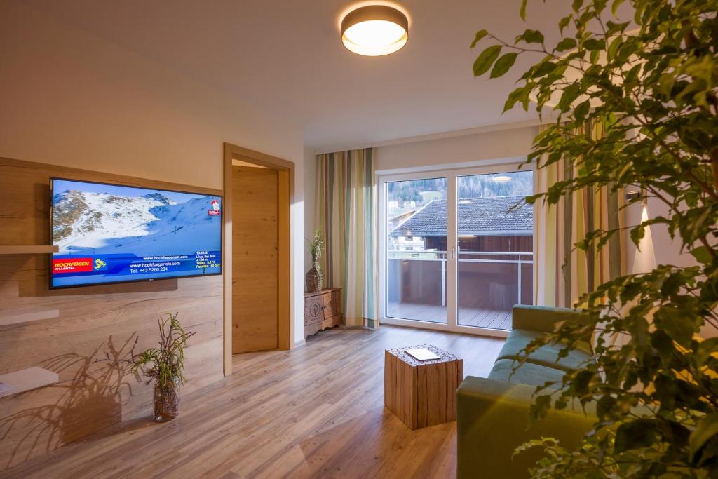 TV a/nebo společenská místnost v ubytování Aparthotel AlpTirol