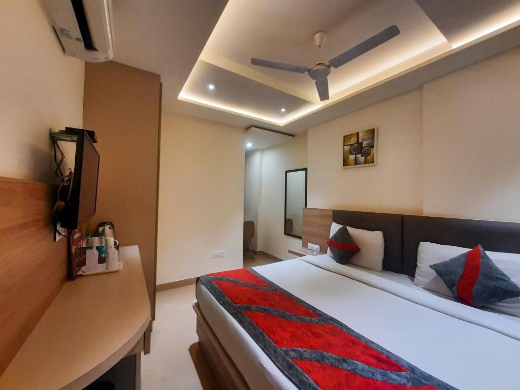 Postel nebo postele na pokoji v ubytování Hotel Tripple Tree - Karol Bagh