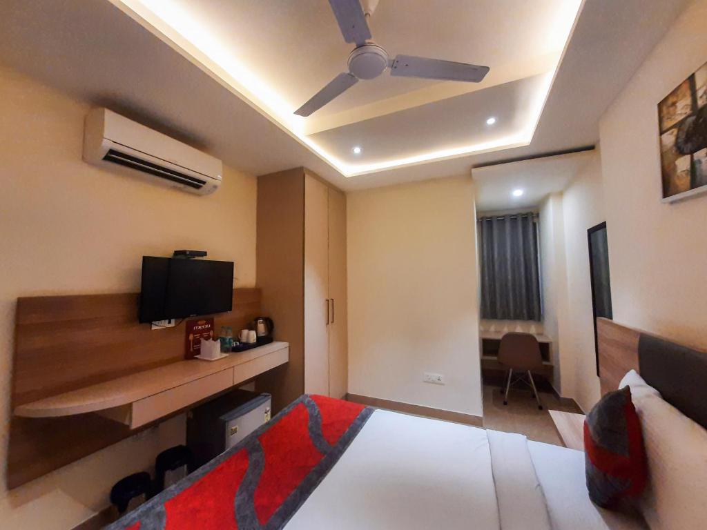 Postel nebo postele na pokoji v ubytování Hotel Tripple Tree - Karol Bagh