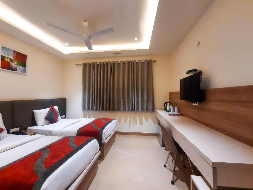 Postel nebo postele na pokoji v ubytování Hotel Tripple Tree - Karol Bagh