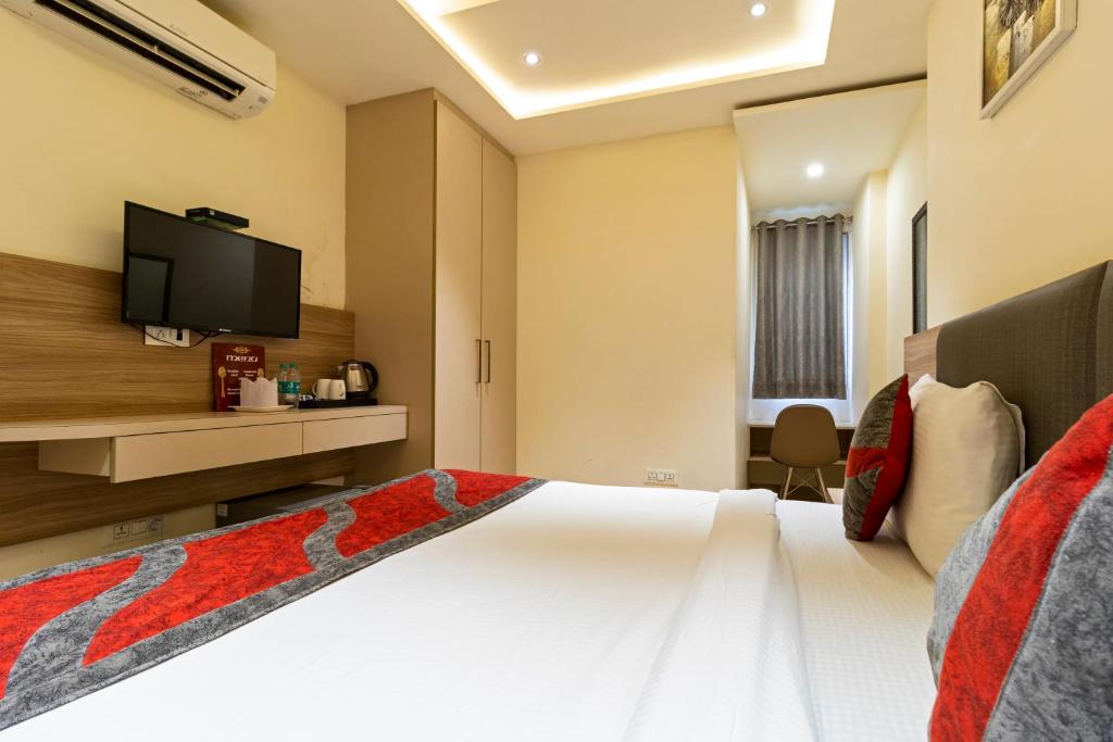 Postel nebo postele na pokoji v ubytování Hotel Tripple Tree - Karol Bagh