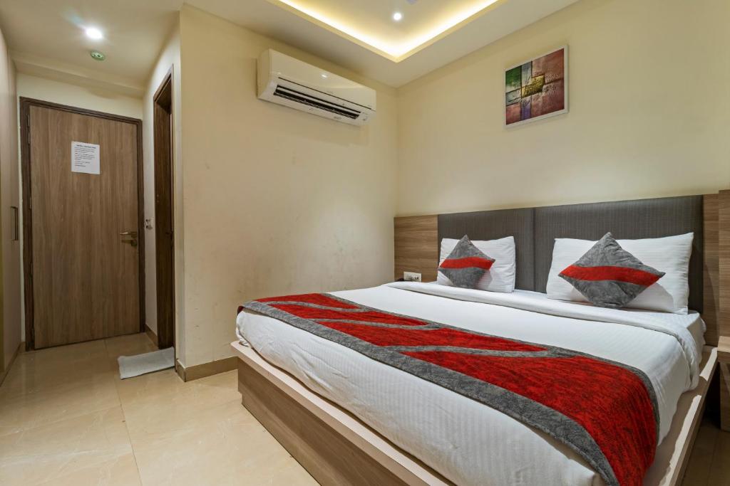Postel nebo postele na pokoji v ubytování Hotel Tripple Tree - Karol Bagh