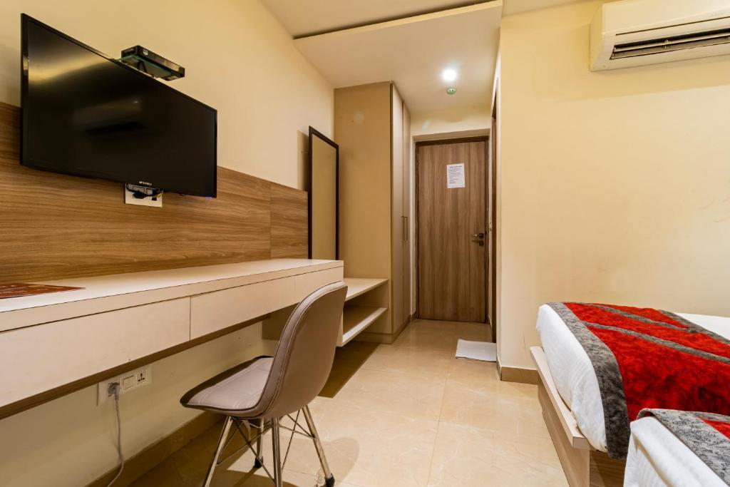 TV a/nebo společenská místnost v ubytování Hotel Tripple Tree - Karol Bagh
