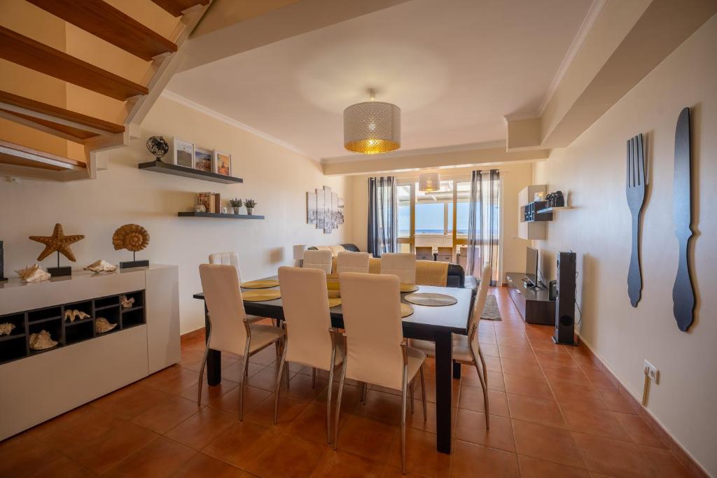 uma sala de jantar e cozinha com mesa e cadeiras em Vista Mar em Porto Santo