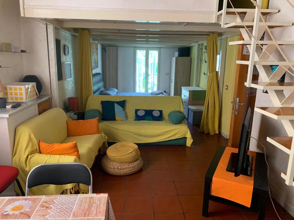 ein Wohnzimmer mit einem Sofa und einem Bett in der Unterkunft La Dimora di via Manzoni in Catania