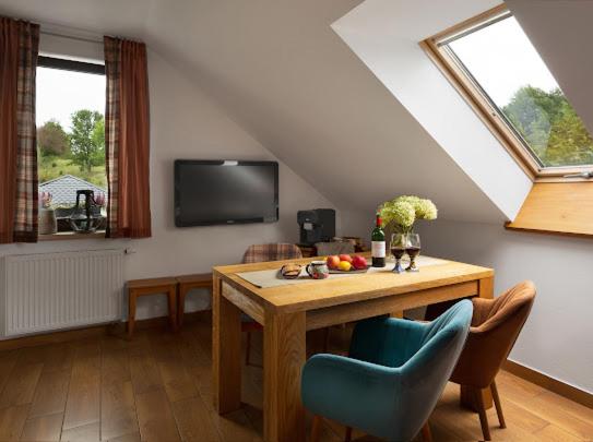 Televízia a/alebo spoločenská miestnosť v ubytovaní Apartamenty U Harrego I Przy Stawie Spa z klimatyzacją, balia, sauna, ogrodem i parkingiem