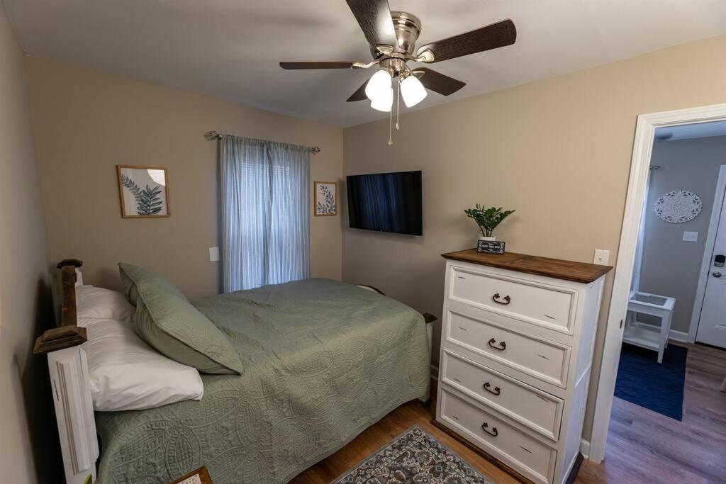 The robin nest a cozy cottage on historic main street - Housity