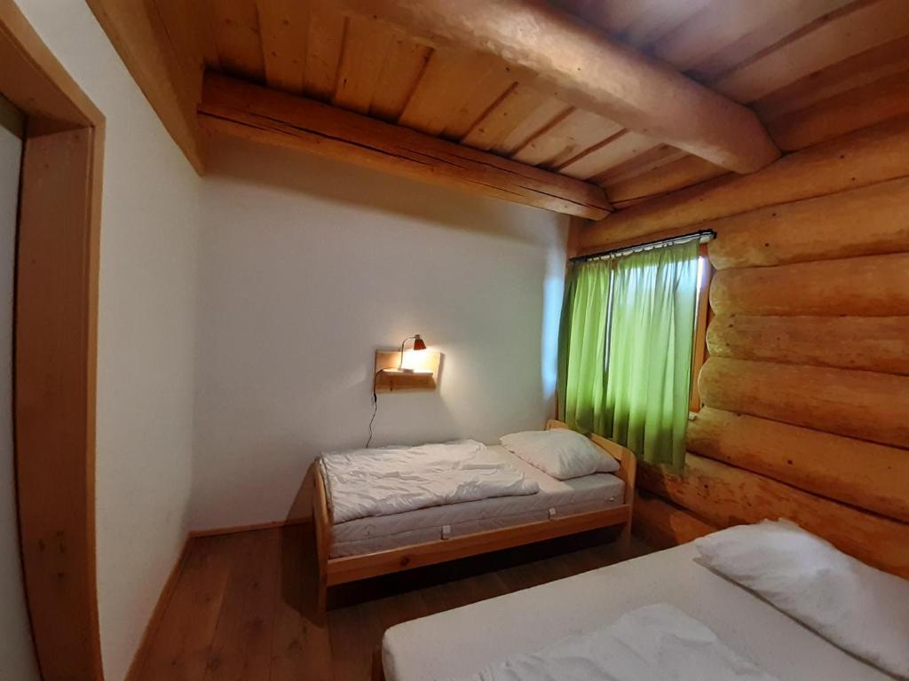 Postel nebo postele na pokoji v ubytování SrubNemo