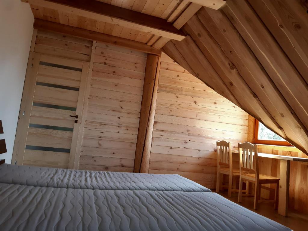 Postel nebo postele na pokoji v ubytování SrubNemo