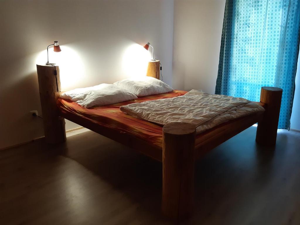 Postel nebo postele na pokoji v ubytování SrubNemo