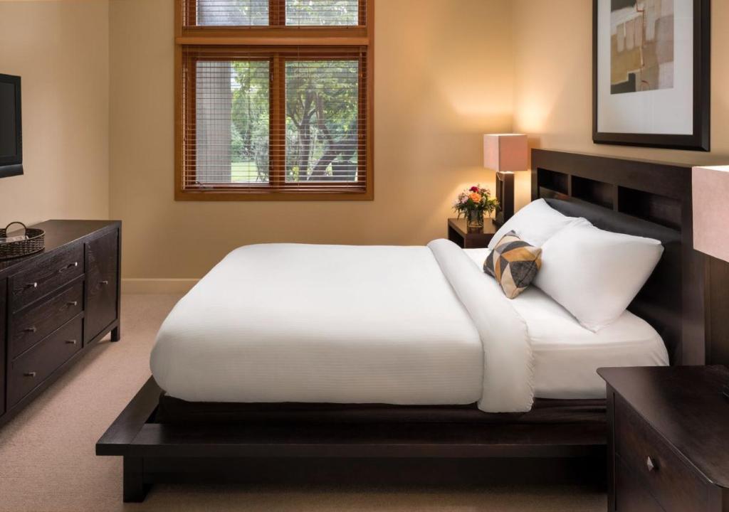 Outback Lakeside Vacation Homes - Three-Bedroom Villa