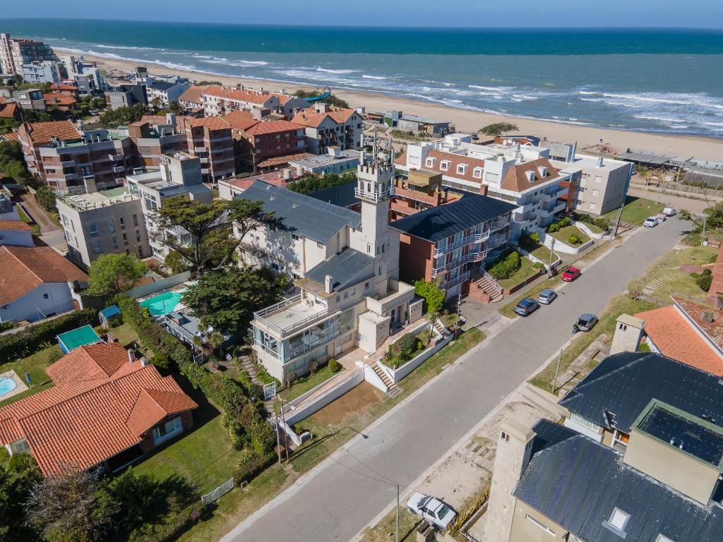 an aerial view of a city with a clock tower at Hotel Arte del Rey in Pinamar