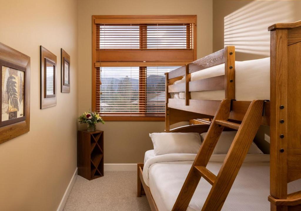 Outback Lakeside Vacation Homes - Three-Bedroom Trout Lake Townhome