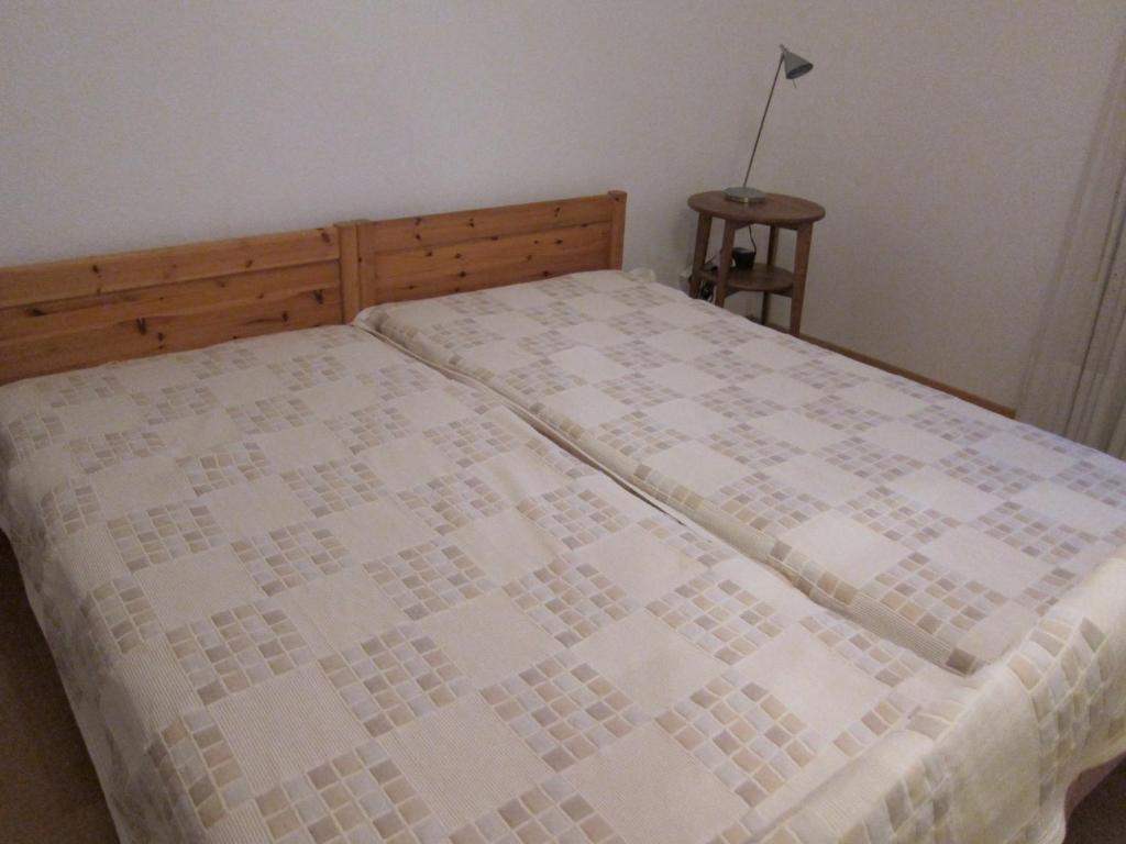 a bedroom with a bed with a wooden head board at 2.5-Zimmer-Wohnung Balkon freie See- und Bergsicht, Garage PPe in Engelberg