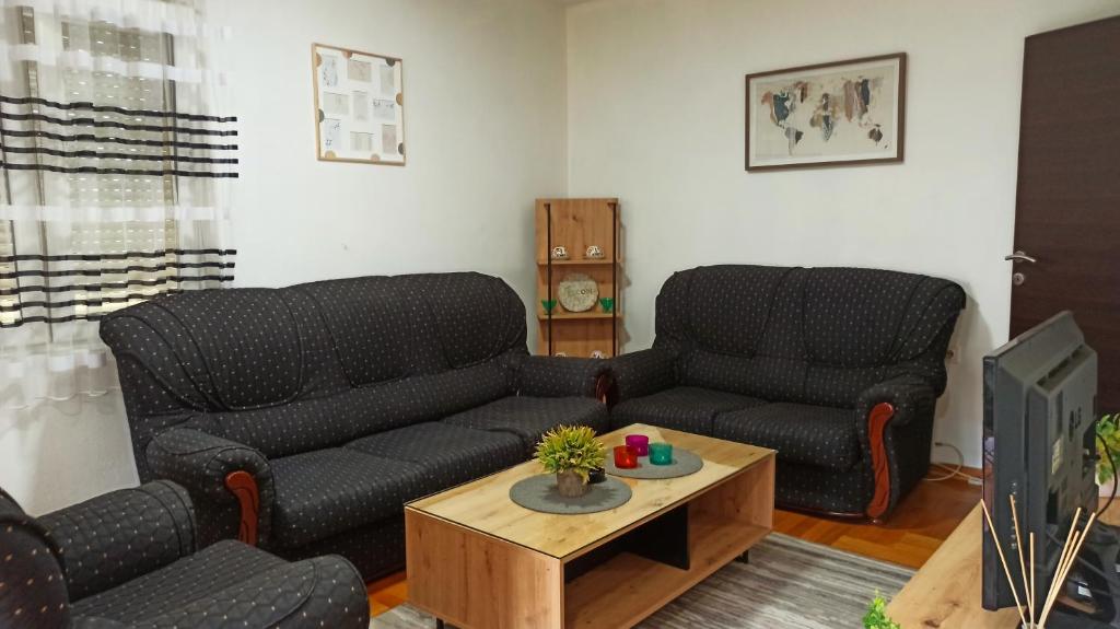 ein Wohnzimmer mit 2 Sofas und einem Couchtisch in der Unterkunft Martha`s place Drač in Podgorica