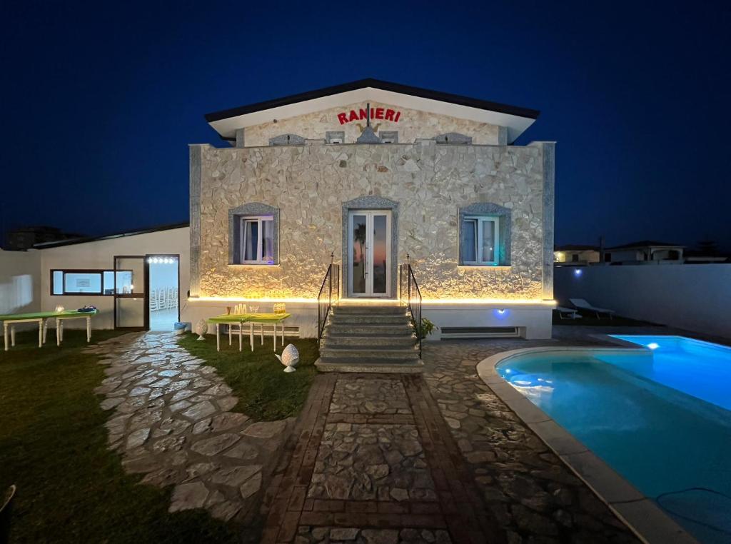 Bazén v ubytování B&B Ranieri nebo v jeho okolí
