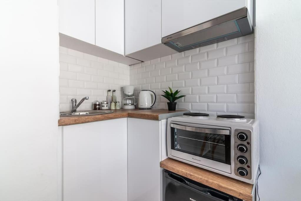 Kuchnia lub aneks kuchenny w obiekcie New Studio in the Heart of City Center
