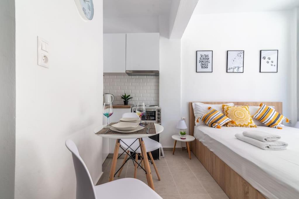 Kuchnia lub aneks kuchenny w obiekcie New Studio in the Heart of City Center