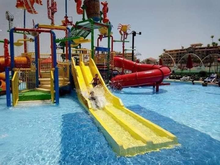 Porto Sharm hosts & apartments في شرم الشيخ: حديقة مائية مع زحليقة في الماء