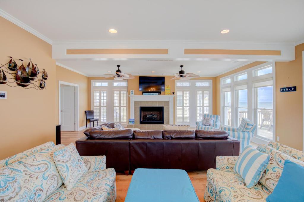 a living room with a couch and a fireplace at The Lazy Beagle in North Topsail Beach