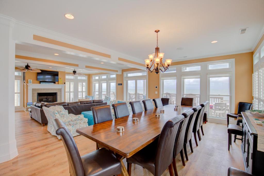 a dining room with a table and chairs at The Lazy Beagle in North Topsail Beach