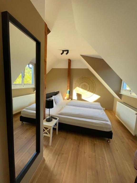 Postel nebo postele na pokoji v ubytování AUERSTEIN-Hotels auerstein & auerstein-mono