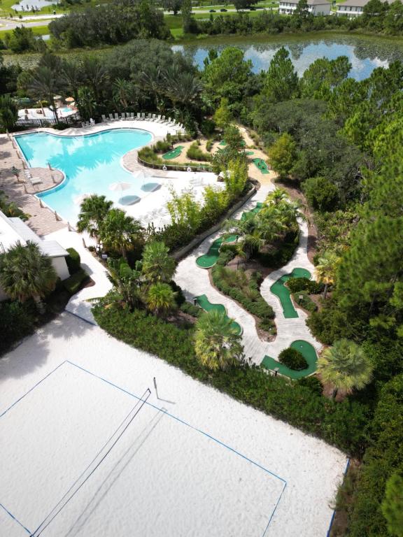 - une vue aérienne sur la piscine et le parcours de golf du complexe dans l'établissement Luxurious Villa near Disney with Resort Amenities, à Davenport