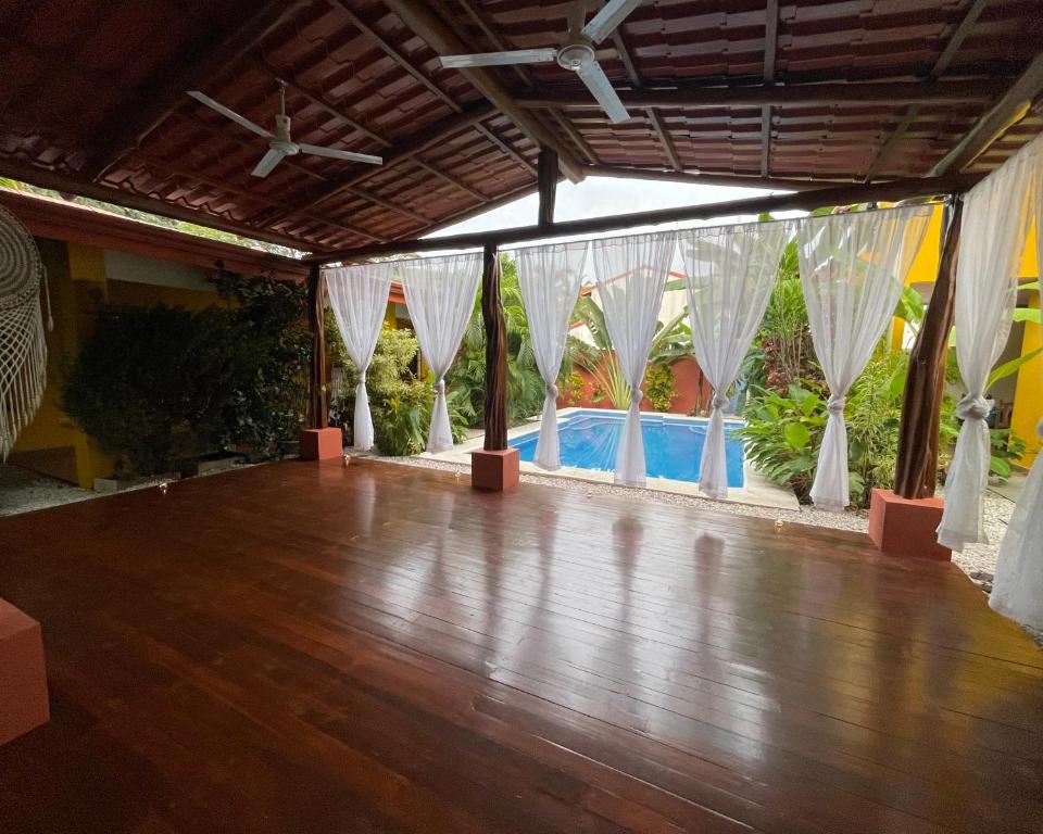Bazén v ubytování The Inner Light Yoga Lodge nebo v jeho okolí