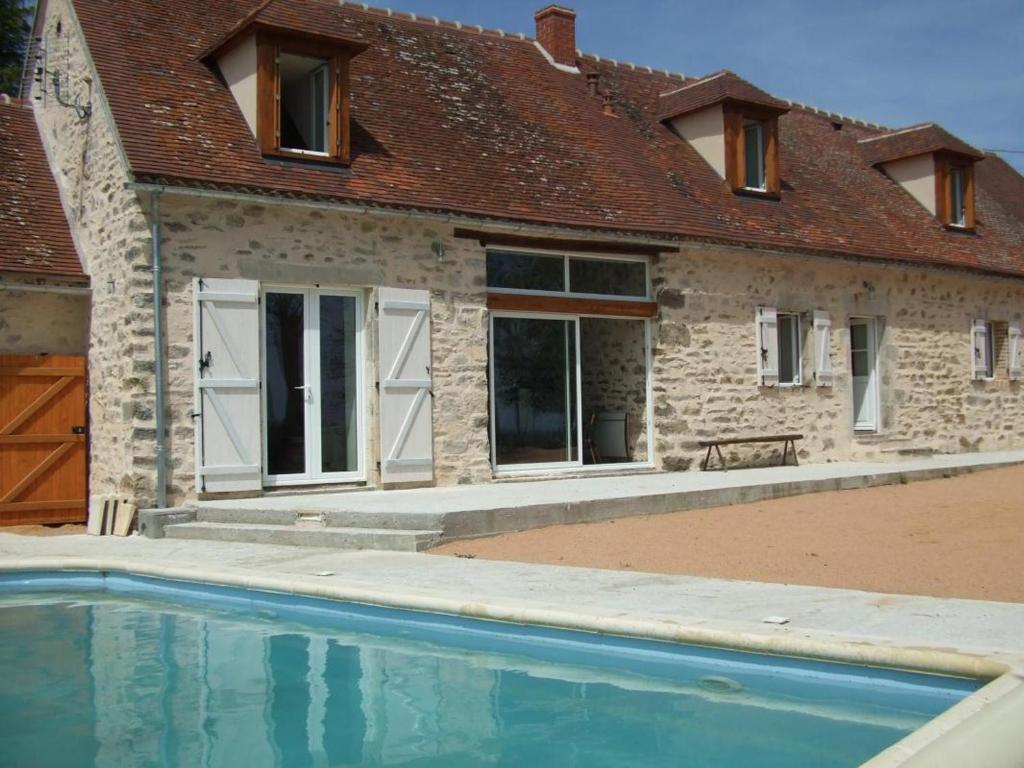 een huis met een zwembad ervoor bij Gîte Chirat-l'Église, 5 pièces, 10 personnes - FR-1-489-229 in Chirat-lʼÉglise