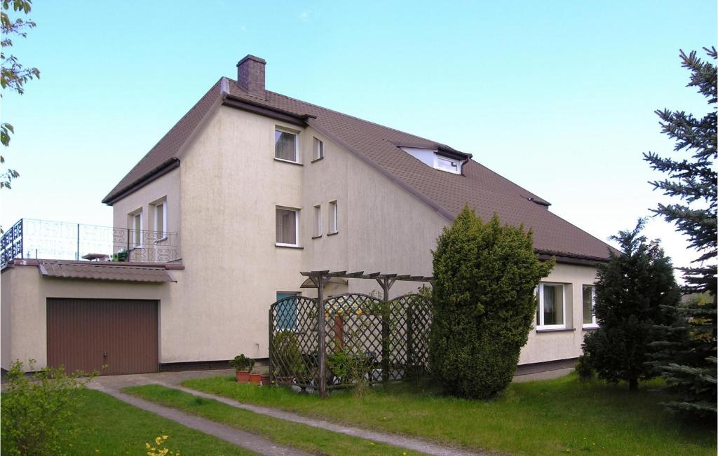 KarsibórにあるStunning Apartment In Swinoujscie With 4 Bedroomsの門前の家