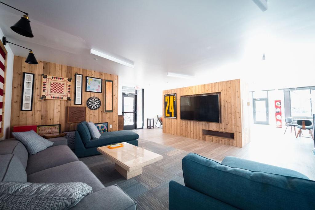 Sleepover Trendy Downtown Springfield Apartments - Housity