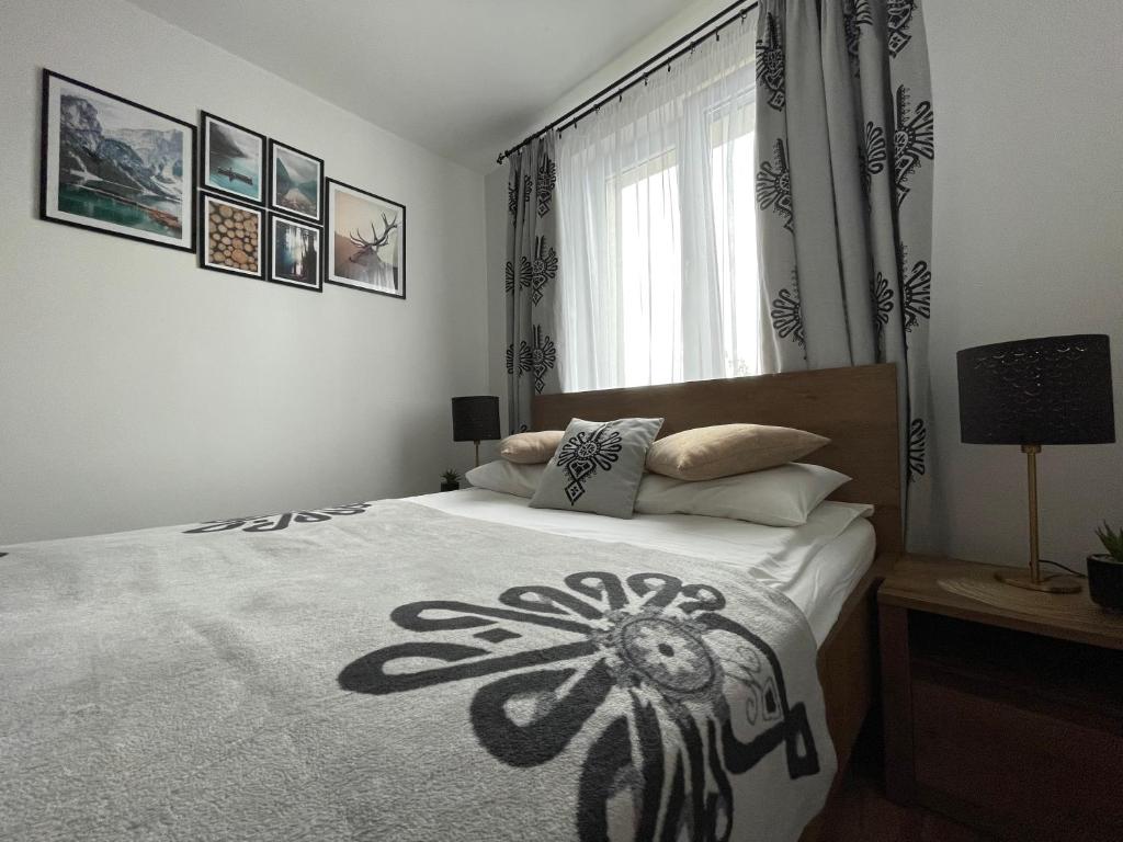 Posteľ alebo postele v izbe v ubytovaní Apartament Krupówki Centrum