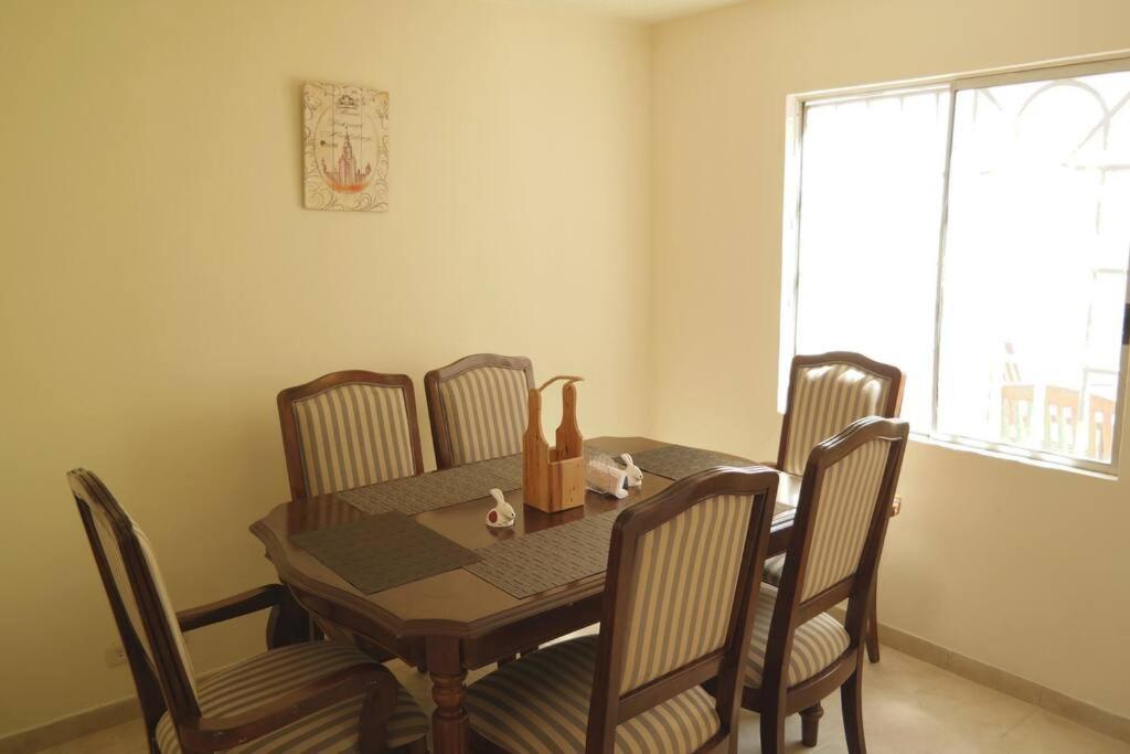 stół jadalny i krzesła ze stołem i oknem w obiekcie Casa Anillo vía, cerca a CC Cañaveral y Clínica w mieście Floridablanca