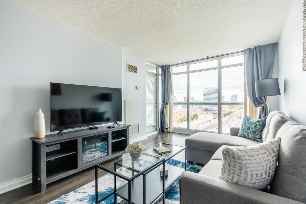 - un salon avec un canapé et une télévision dans l'établissement GLOBALSTAY 1 Bedroom & Den Condo in the Heart of Downtown Toronto, à Toronto