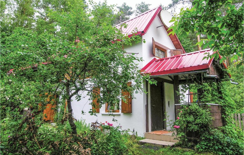 mały biały dom z czerwonym dachem w obiekcie Holiday Home Drezdenko Lubiatów Ii w mieście Lubiatów