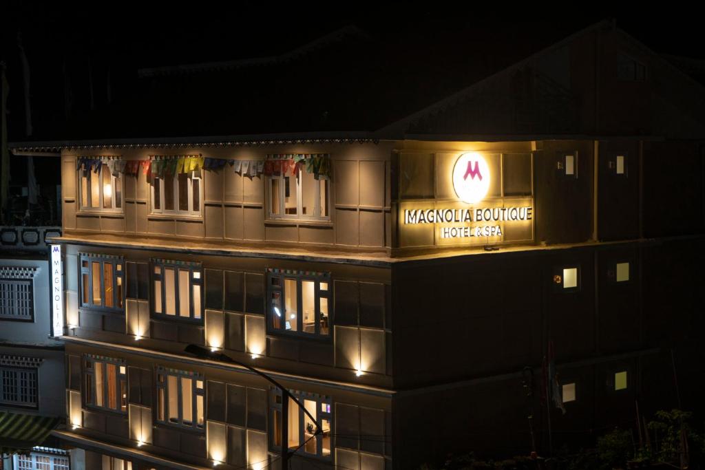 un bâtiment avec un panneau sur son côté dans l'établissement Mount Magnolia Boutique Hotel & Spa, à Pelling