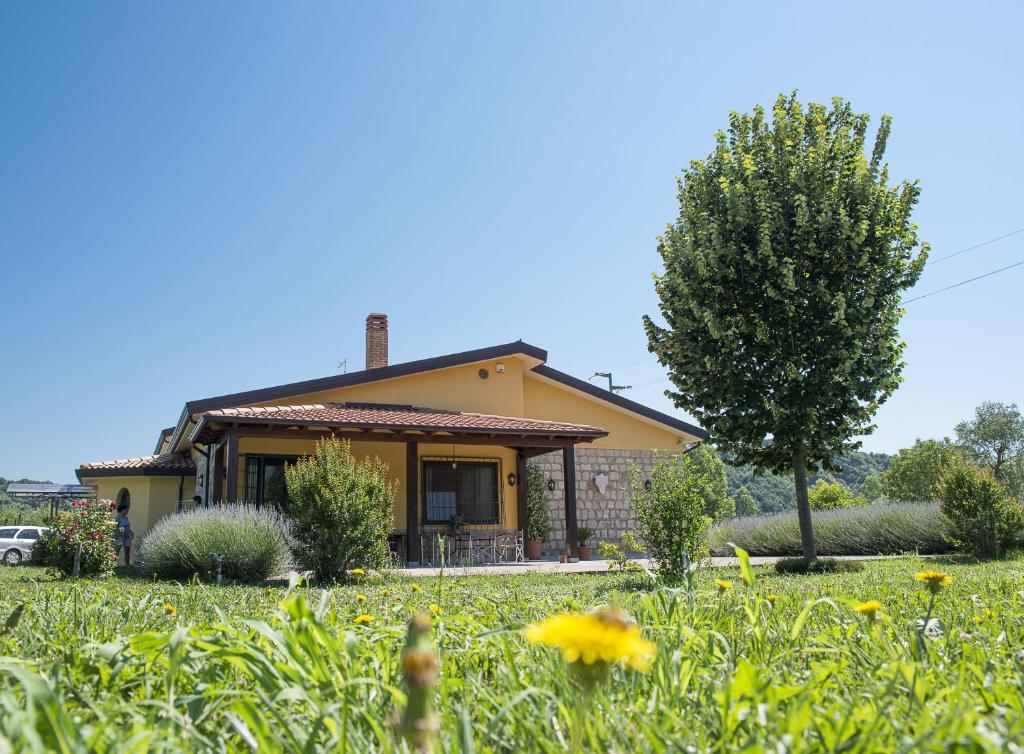 a house with a garden in front of it at Country House Case Di Stratola in Montella