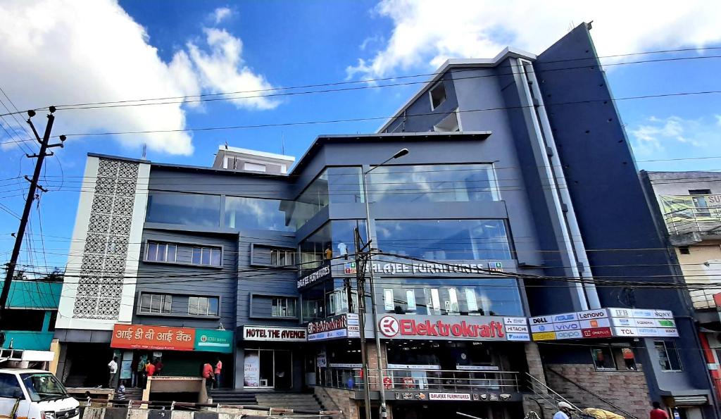 un edificio azul en una calle de la ciudad en HOTEL THE AVENUE, en Gamhāria
