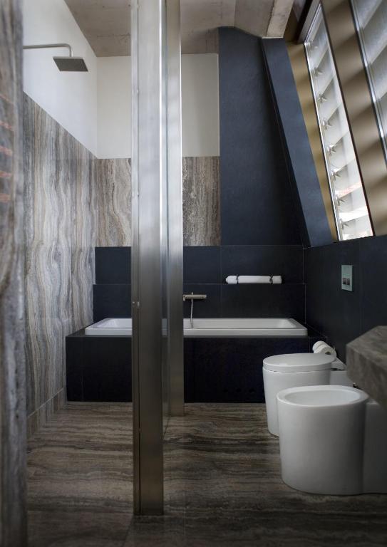 Koupelna v ubytování Hotel Monopol