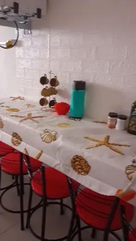 Comida no apartamento ou em algum lugar perto