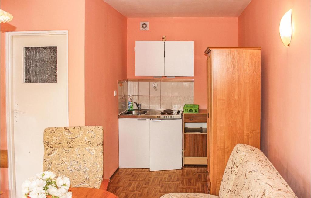 Kuchyňa alebo kuchynka v ubytovaní Holiday Home Rewal Olszynowa Ii