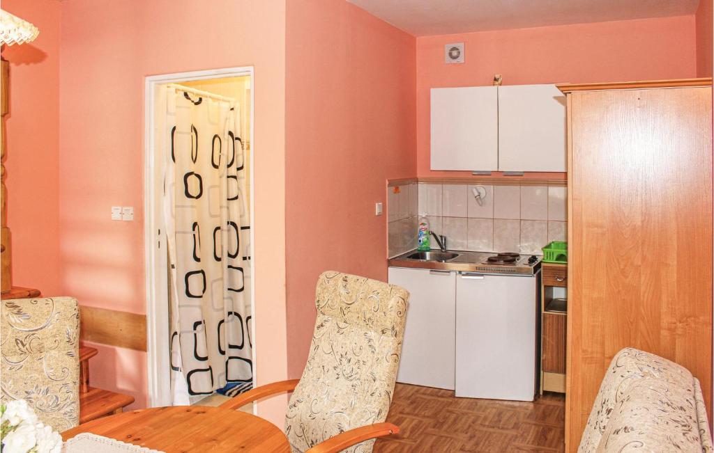 Kuchyňa alebo kuchynka v ubytovaní Holiday Home Rewal Olszynowa Ii